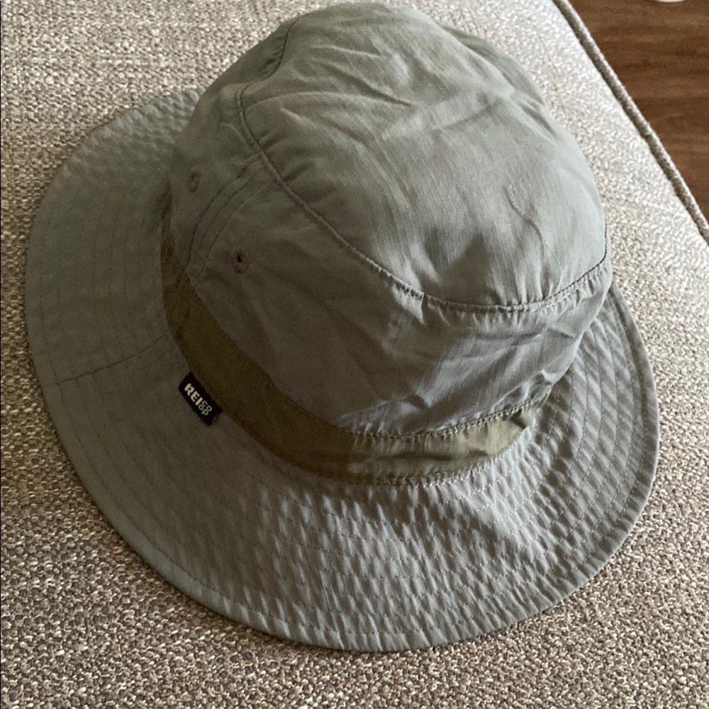 REI Kids size 4-7 Yrs Bucket Hat in Olive Green